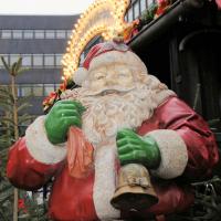 5087_2539 Weihnachtsmann mit Glocke als Dekoration auf einem Hamburger Weihnachtsmarkt. | 
